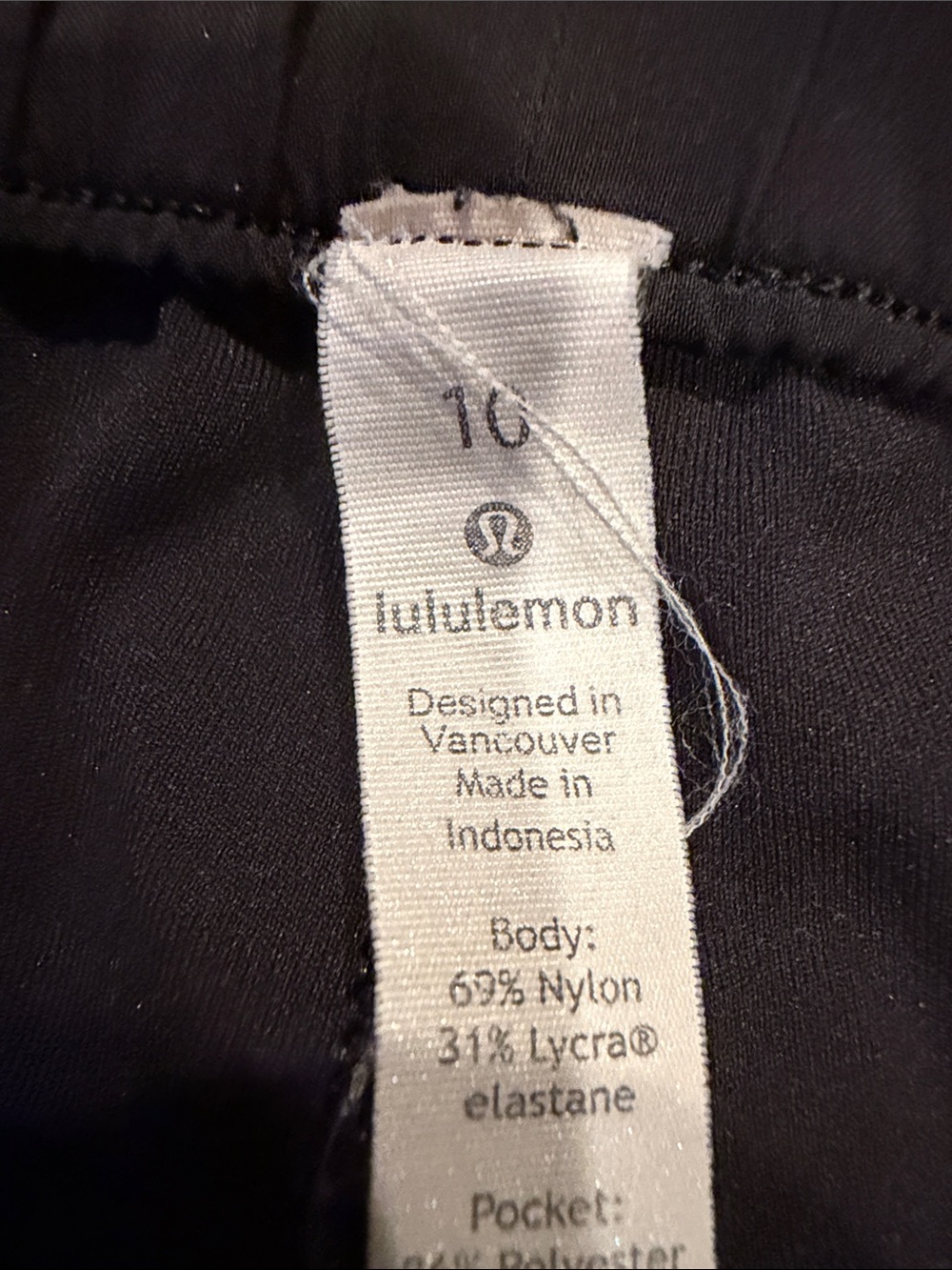 Lululemon On The Fly Shorts Black 2.5”  2 side pockets Size 10 in EUC - Picture 4 of 12